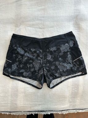 Active Life Black Floral Running Shorts with bikini liner, pockets, size XXL